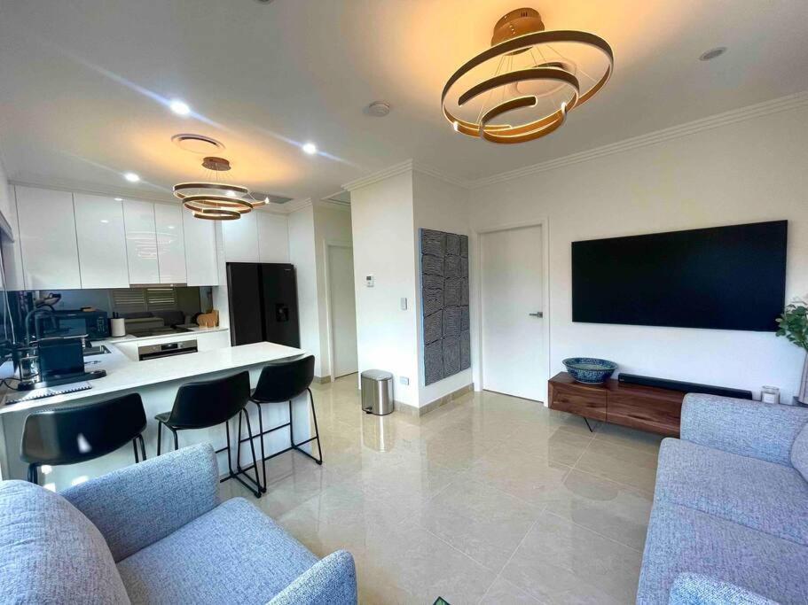Private, Modern & Luxurious Granny Flat * Regents Park