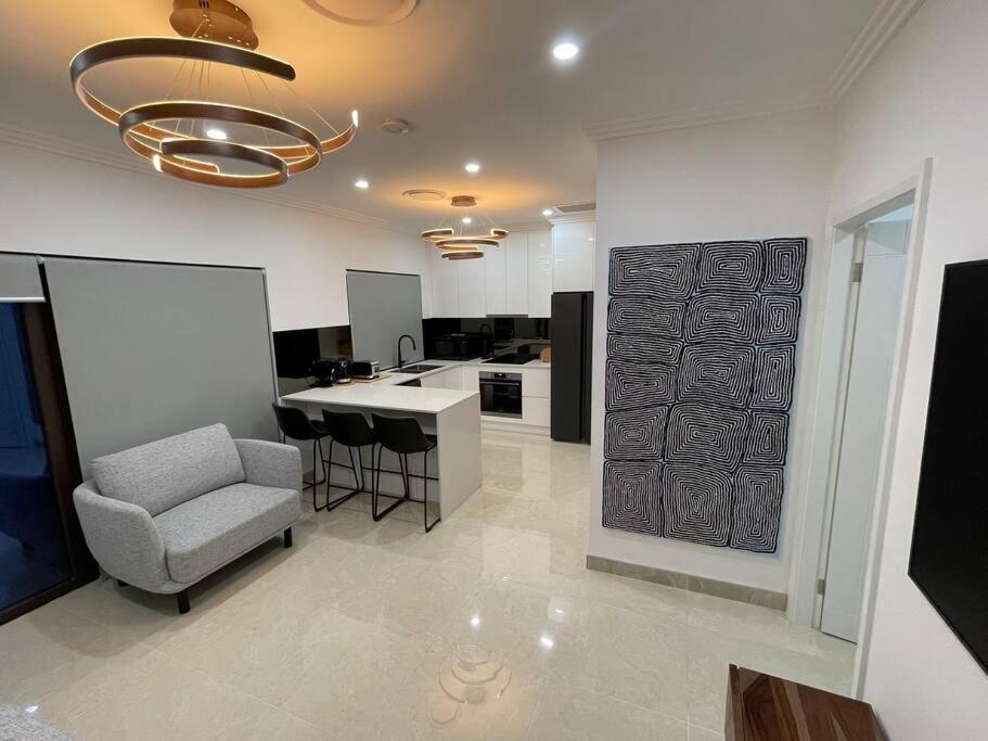 Private, Modern & Luxurious Granny Flat * Regents Park